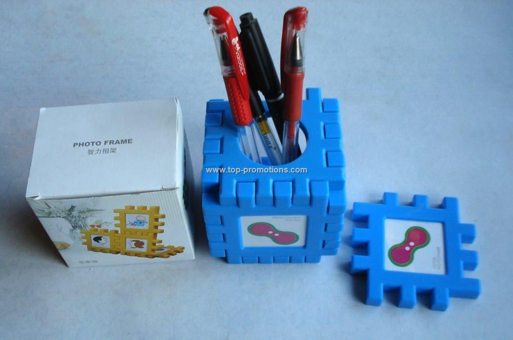 Puzzle pen holder